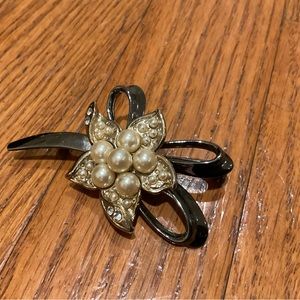 VINTAGE FLORAL BROOCH